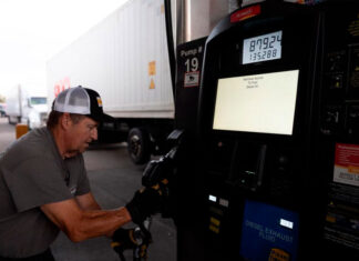 ¿Por qué la gasolina en EE. UU. cuesta 52% más que antes de la guerra con Irán?