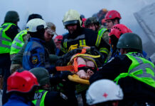 Rusia golpea Ucrania por tercer día consecutivo: arrasa bloque residencial en Kiev y mata a 5
