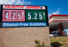Trump dice que tomará medidas para suspender impuesto federal a la gasolina. No puede hacerlo solo
