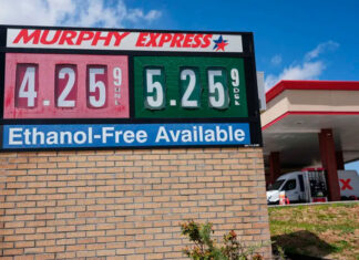 Trump dice que tomará medidas para suspender impuesto federal a la gasolina. No puede hacerlo solo