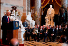 Trump y funcionarios encabezan encuentro de oración criticado por promover el nacionalismo cristiano