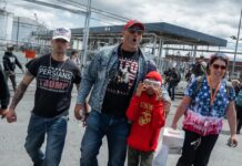 Manifestantes pro y anti ICE se encaran ante centro de detención de inmigrantes de Newark