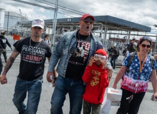 Manifestantes pro y anti ICE se encaran ante centro de detención de inmigrantes de Newark