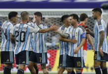 2-0. Messi agranda su leyenda y Argentina reserva plaza en dieciseisavos