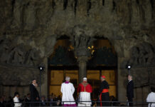 El papa bendice la Torre de Jesús de la Sagrada Familia, obra del «arquitecto de Dios»