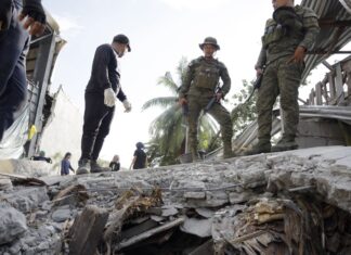 Cerca de 40 fallecidos y 4 millones de niños sin escuela por el sismo de 7,8 en Filipinas