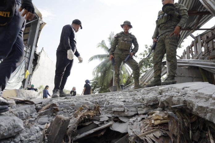 Cerca de 40 fallecidos y 4 millones de niños sin escuela por el sismo de 7,8 en Filipinas