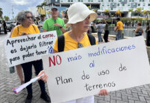 Puertorriqueños protestan contra propuestas legislativas que amenazan el medioambiente