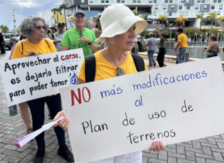 Puertorriqueños protestan contra propuestas legislativas que amenazan el medioambiente