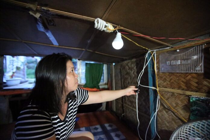 Al menos 655 millones de personas seguían sin electricidad en 2024, según informe