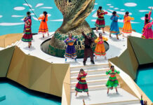 Tras chaparrón, aficionados salen a celebrar la victoria de México al Ángel