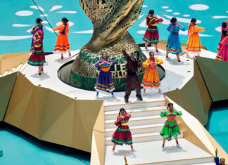 Tras chaparrón, aficionados salen a celebrar la victoria de México al Ángel