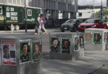 Con el Mundial en Guadalajara, familias de desaparecidos en México los vuelven estampas de fútbol estampas