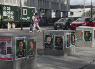 Con el Mundial en Guadalajara, familias de desaparecidos en México los vuelven estampas de fútbol estampas