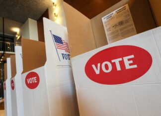 Jueza de EE. UU. bloquea uso de base de datos federal para verificar ciudadanía de votantes jueza