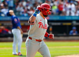 Kyle Schwarber fija récord de los Filis con su 30mo jonrón en triunfo 5-4 ante Mets Filis