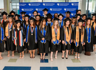 Doble logro: estudiantes de Esperanza Academy y Cyber se gradúan del Programa Early College