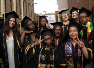 Más de 7,600 estudiantes celebran su graduación en Filadelfia
