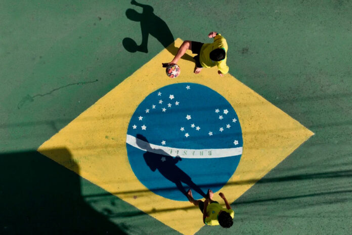 Mientras-FIFA-busca-atraer-a-nuevos-aficionados,-influencer-brasileño-transmitirá-los-104-partidos