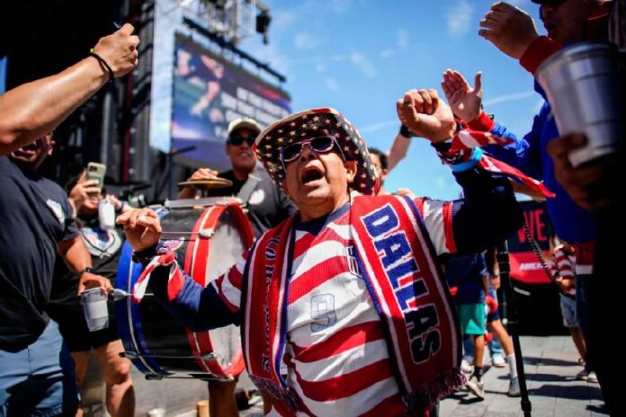 Un flotante, Motley Crue y mercancía los FansFests llevan el Mundial fuera de los estadios Mundial