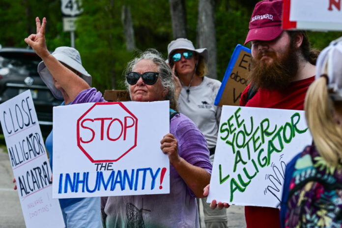 Activistas denuncian opacidad en el futuro de migrantes de 'Alligator Alcatraz' en EEUU