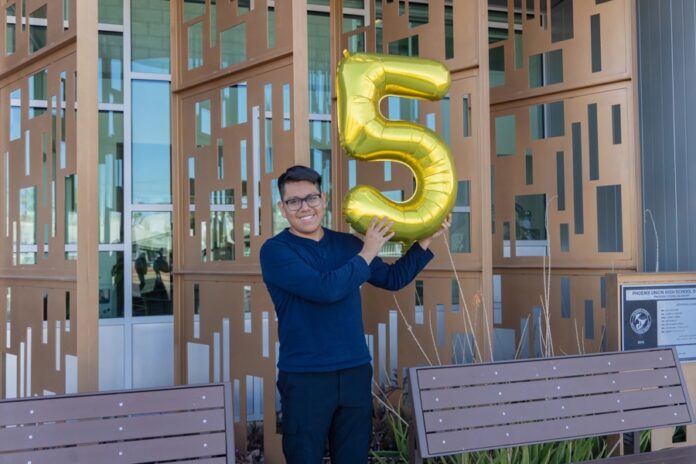 Hijo de inmigrantes mexicanos logra admisión en 49 universidades de EE.UU.