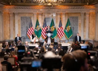 Tesoro de EE. UU. amplía normas de intercambio de datos bancarios ligadas a batida migratoria de Trump