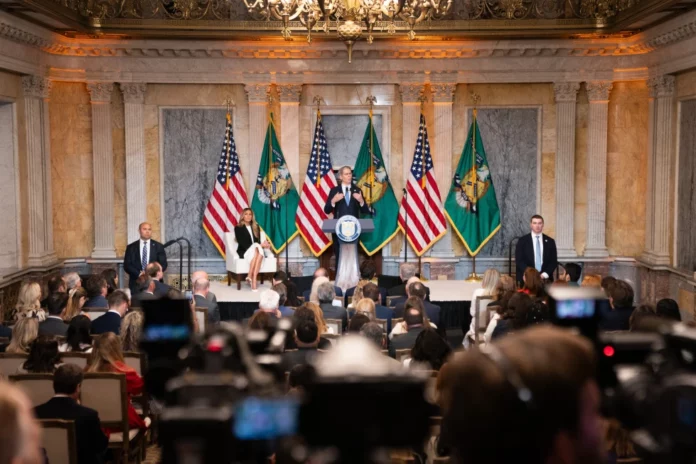 Tesoro de EE. UU. amplía normas de intercambio de datos bancarios ligadas a batida migratoria de Trump