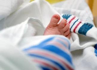 Mortalidad infantil en EE. UU. alcanza mínimo histórico, pero aún supera la de países similares