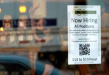 Adolescentes con ganas de trabajar enfrentan una frustrante búsqueda de empleo de verano