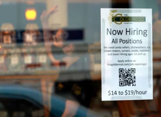 Adolescentes con ganas de trabajar enfrentan una frustrante búsqueda de empleo de verano