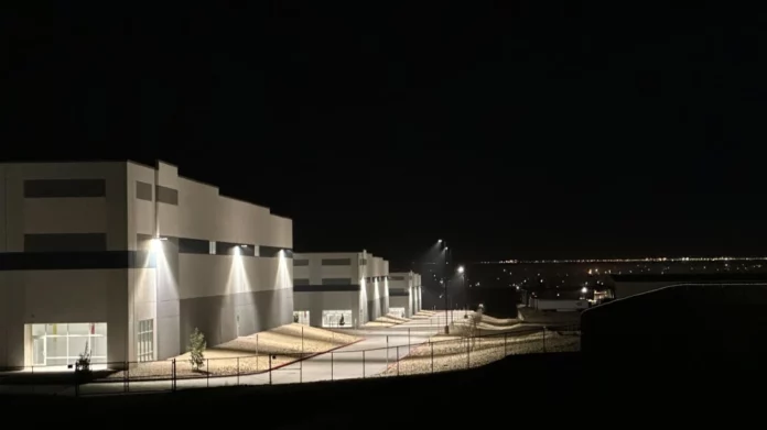 Tribunal federal de apelaciones de EEUU permite reanudar deportaciones rápidas de inmigrantes
