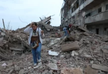 Venezolanos toman en sus propias manos la búsqueda de desaparecidos tras sismos en Venezuela