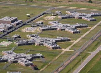 El ICE relaja normas de detención para “reducir la carga” a contratistas