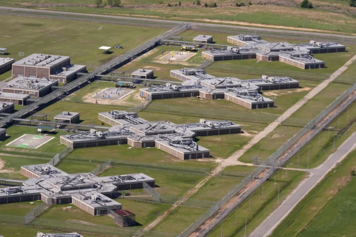 El ICE relaja normas de detención para “reducir la carga” a contratistas