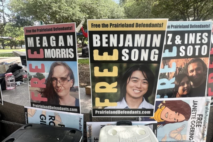 Ocho manifestantes reciben décadas de cárcel por tiroteo en centro migratorio de Texas