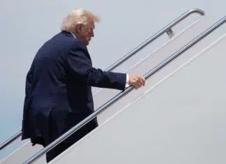 Juez federal anula política migratoria de Trump que afectaba a inmigrantes de 39 países