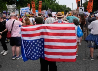 El orgullo de los estadounidenses por la historia y la democracia de su país ha caído, según sondeos
