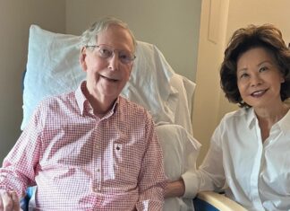 McConnell revela que una caída lo dejó inconsciente y lo mantiene fuera del Senado