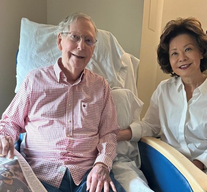 El senador estadounidense Mitch McConnell aparece tras semanas hospitalizado por caída