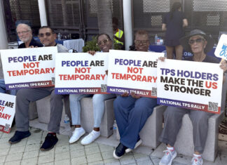 El gobernador republicano de Ohio se desmarca de Trump en su plan de deportar haitianos
