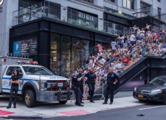 Tirador dispara hacia fiesta del 4 de julio en Nueva York y hiere a 8, entre ellos 4 niños tirador