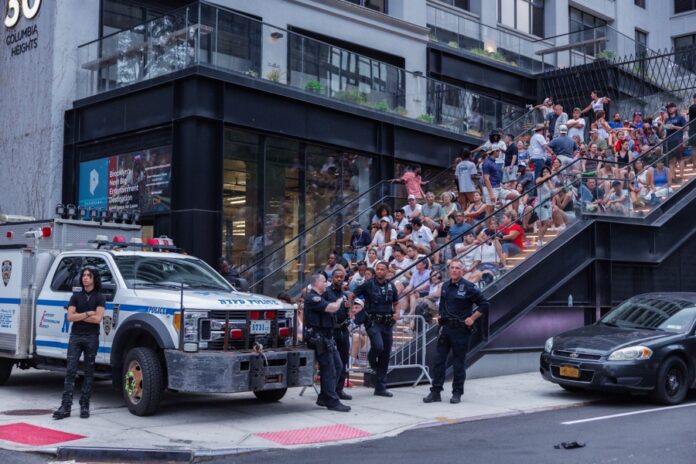 Tirador dispara hacia fiesta del 4 de julio en Nueva York y hiere a 8, entre ellos 4 niños tirador