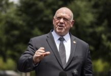 ICE «revisa» sus protocolos de reclutamiento tras muertes de migrantes en EE. UU. ICE