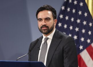 Mamdani reclama a Trump protección migratoria a venezolanos en visita a centro de donación