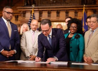 Gobernador Shapiro firma presupuesto bipartidista 2026-2027 con inversiones históricas en educación, seguridad y apoyo a las familias