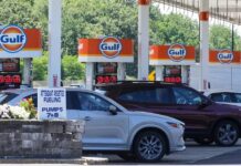 Alza de precios de combustible hace caer la confianza de los consumidores estadounidenses
