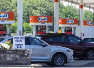 Alza de precios de combustible hace caer la confianza de los consumidores estadounidenses