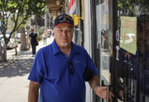 Un activista ayuda a veteranos de EE. UU. deportados a México por el país al que sirvieron