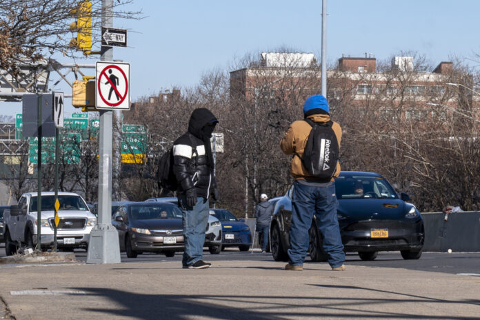 Grupos de Nueva York alertan del miedo entre inmigrantes por nueva regla de carga pública inmigrantes